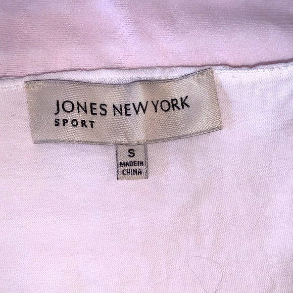 Jones New York white sleeveless top with application. Size small. - Picture 5 of 6